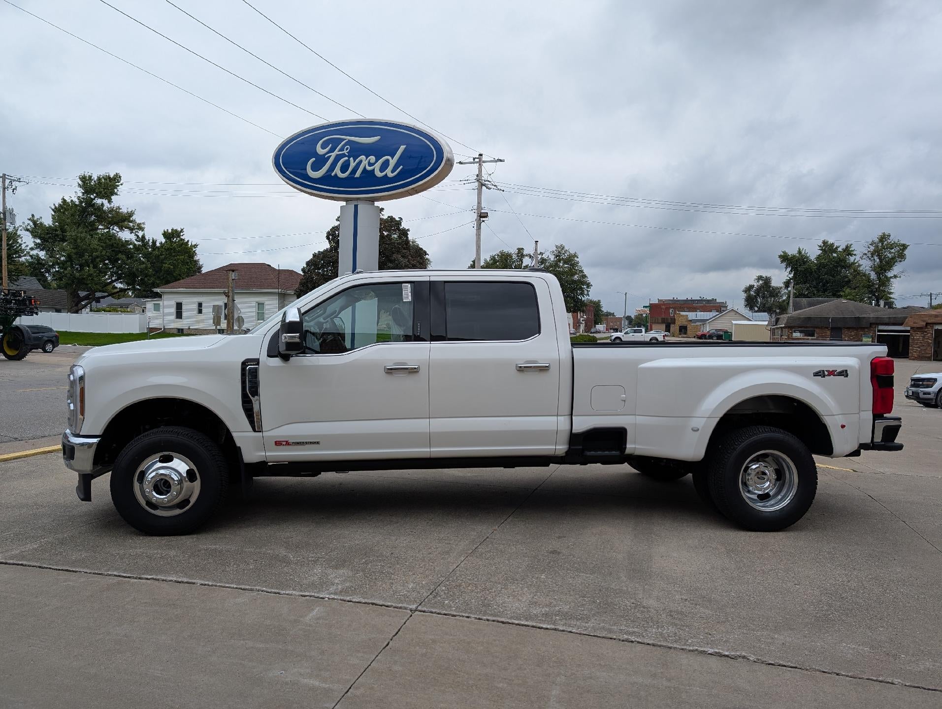 2027 Ford Super Duty F-350 DRW LARIAT 4WD Crew Cab 8' Box