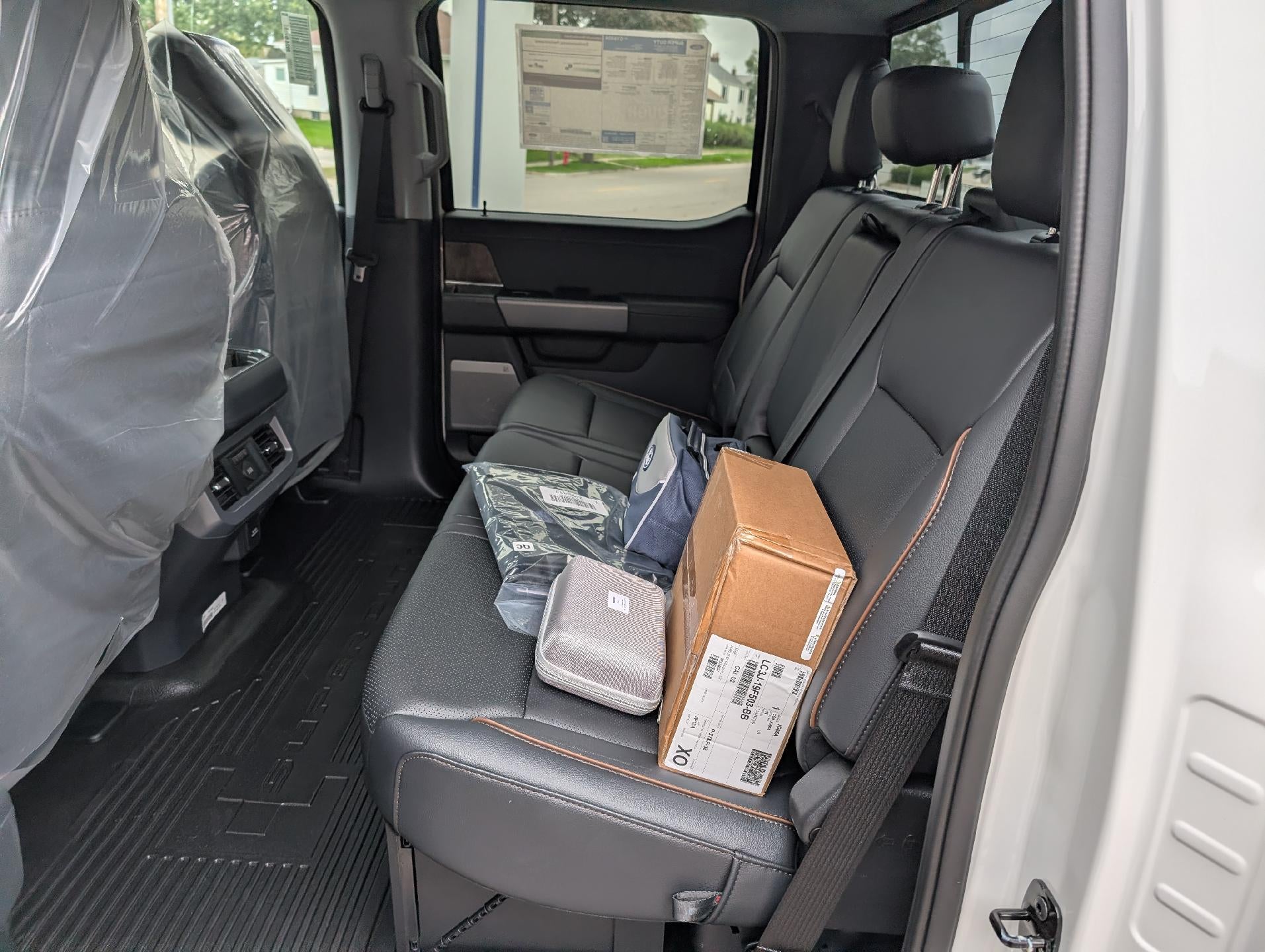 2027 Ford Super Duty F-350 DRW LARIAT 4WD Crew Cab 8' Box