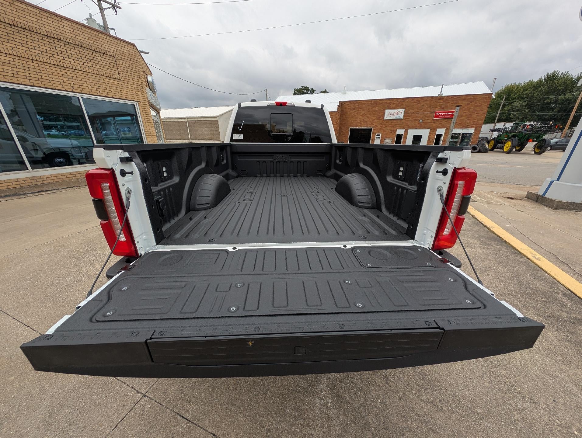 2027 Ford Super Duty F-350 DRW LARIAT 4WD Crew Cab 8' Box