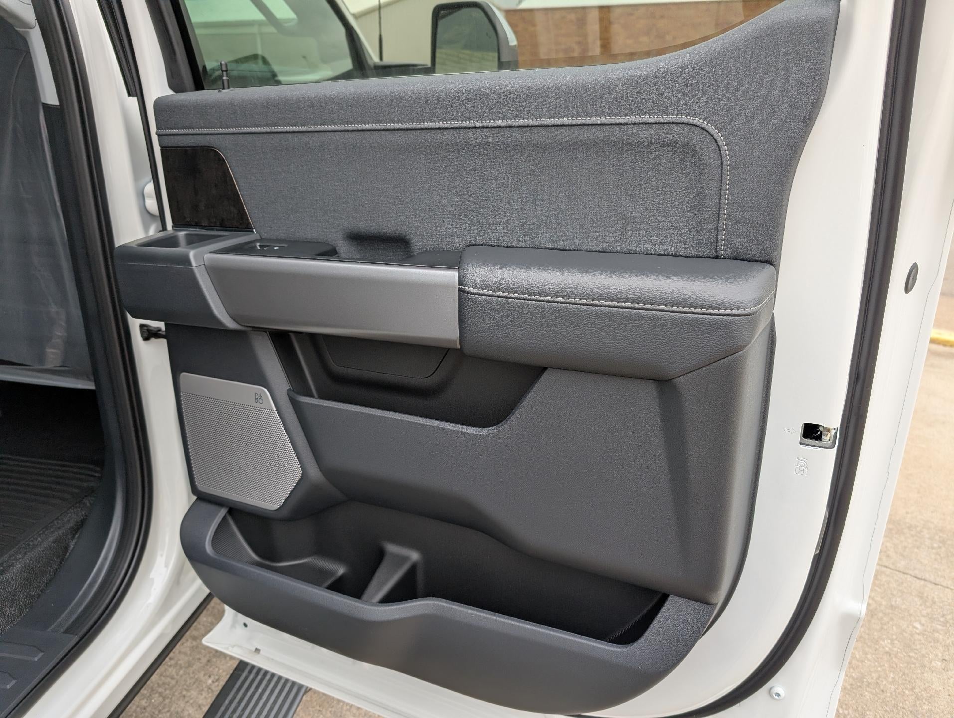 2027 Ford Super Duty F-350 DRW LARIAT 4WD Crew Cab 8' Box