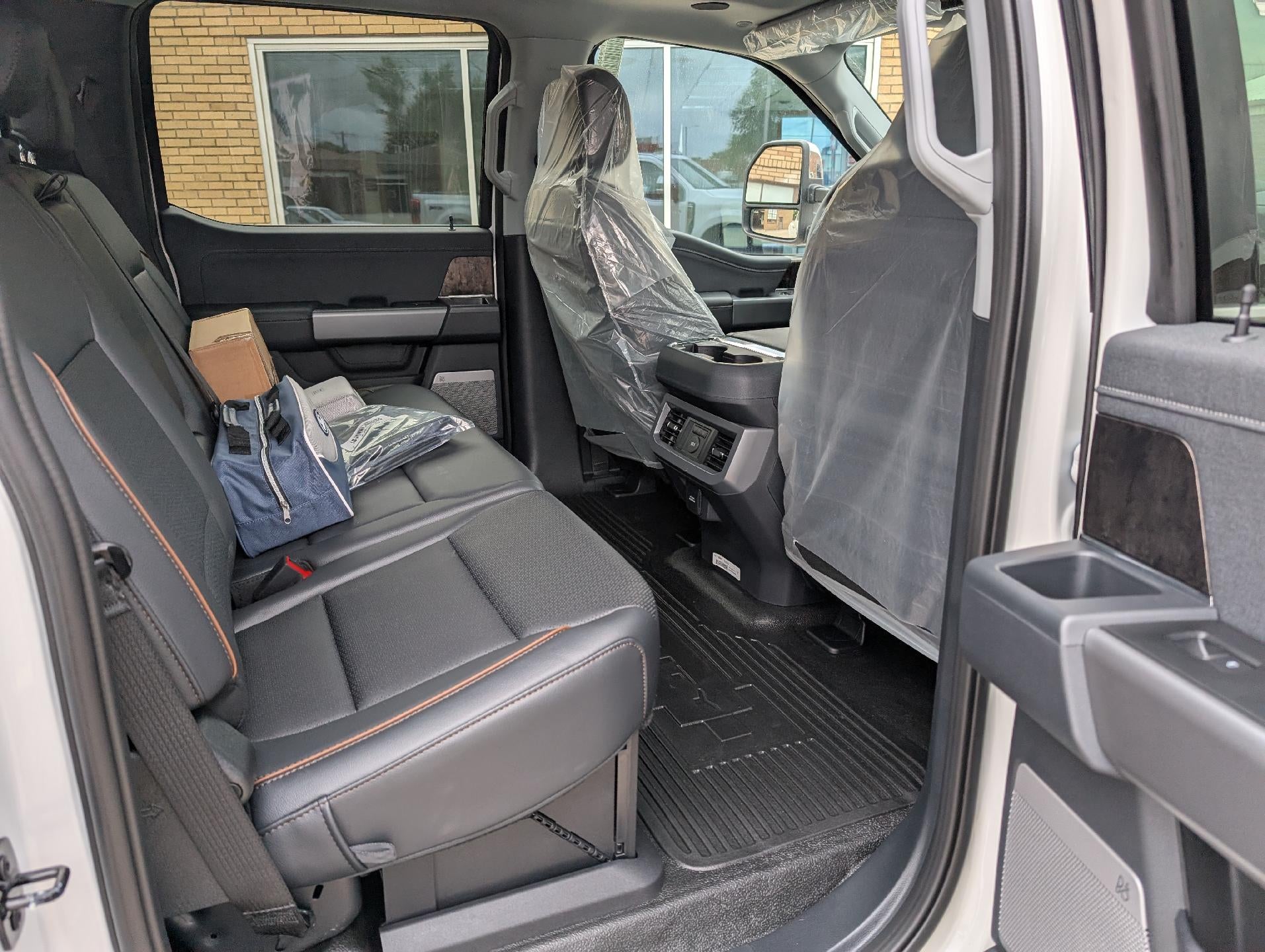 2027 Ford Super Duty F-350 DRW LARIAT 4WD Crew Cab 8' Box