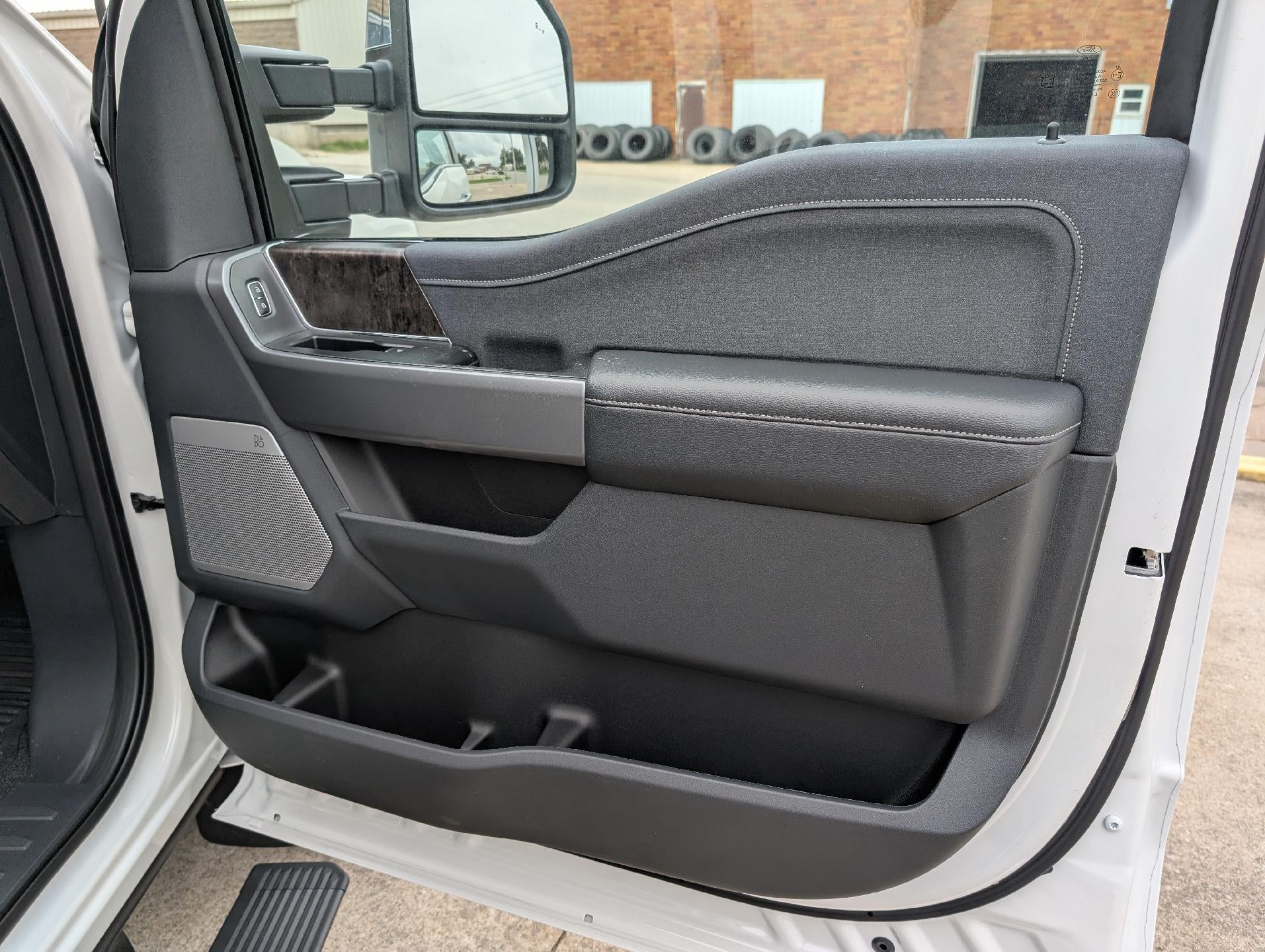 2027 Ford Super Duty F-350 DRW LARIAT 4WD Crew Cab 8' Box