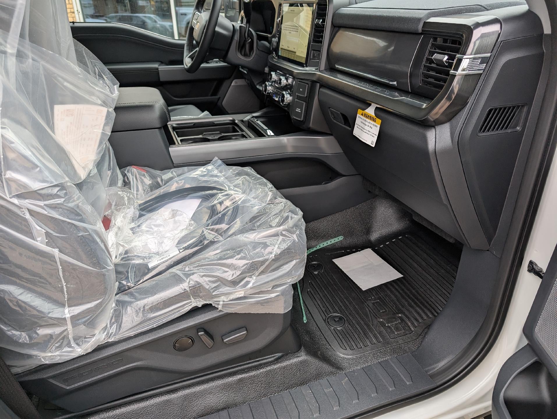 2027 Ford Super Duty F-350 DRW LARIAT 4WD Crew Cab 8' Box