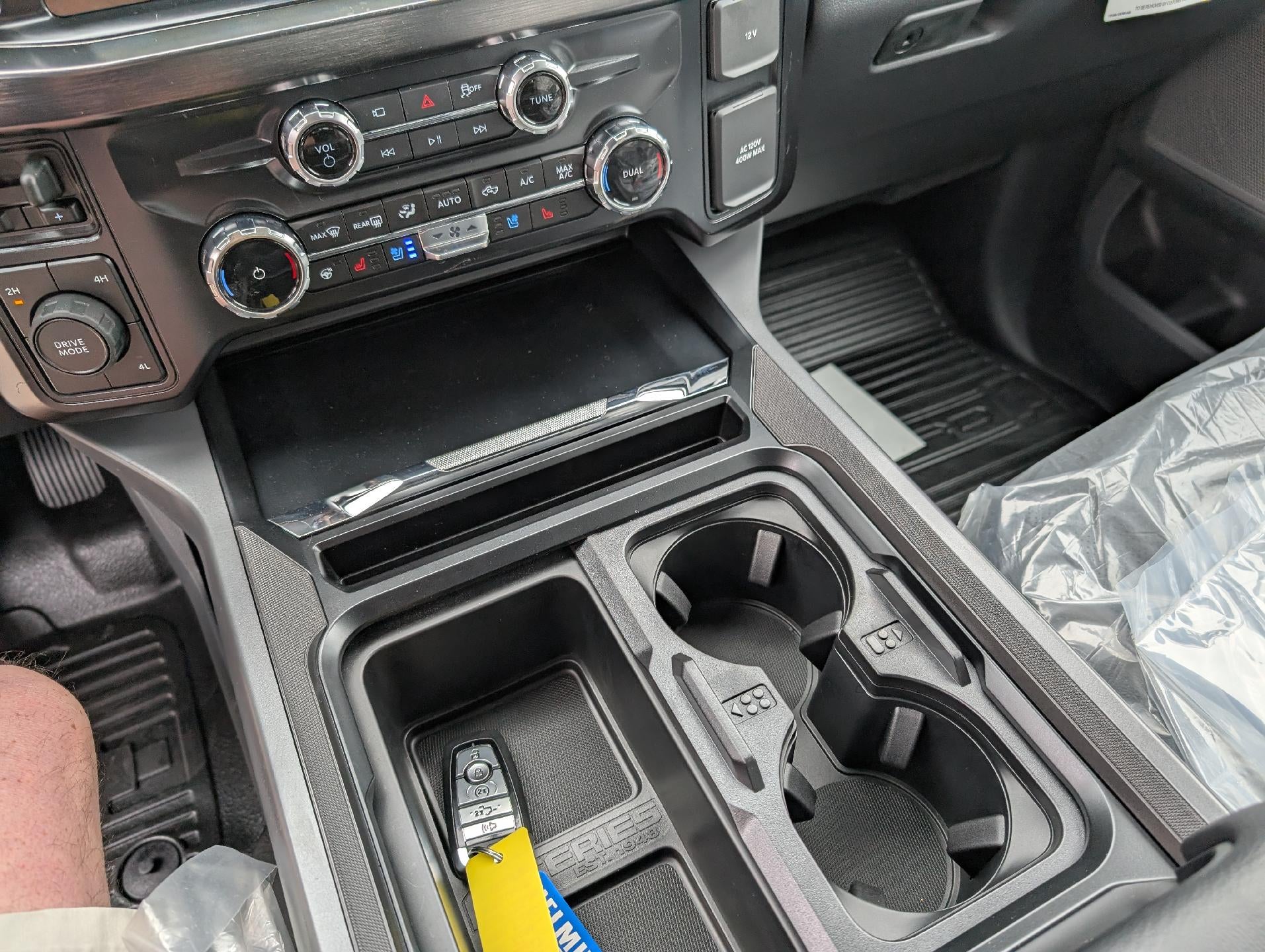 2027 Ford Super Duty F-350 DRW LARIAT 4WD Crew Cab 8' Box