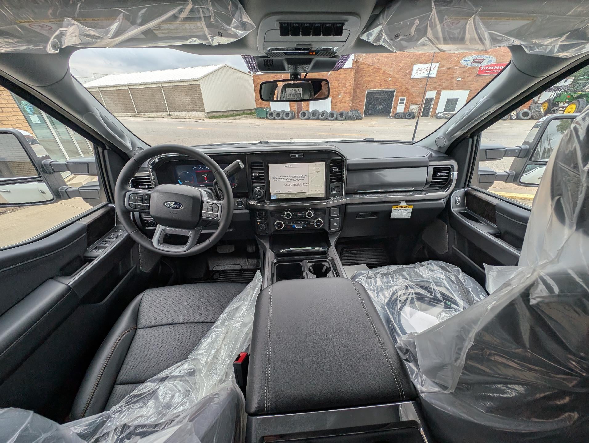 2027 Ford Super Duty F-350 DRW LARIAT 4WD Crew Cab 8' Box