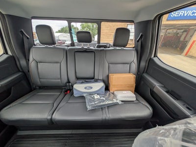 2027 Ford Super Duty F-350 DRW LARIAT 4WD Crew Cab 8' Box