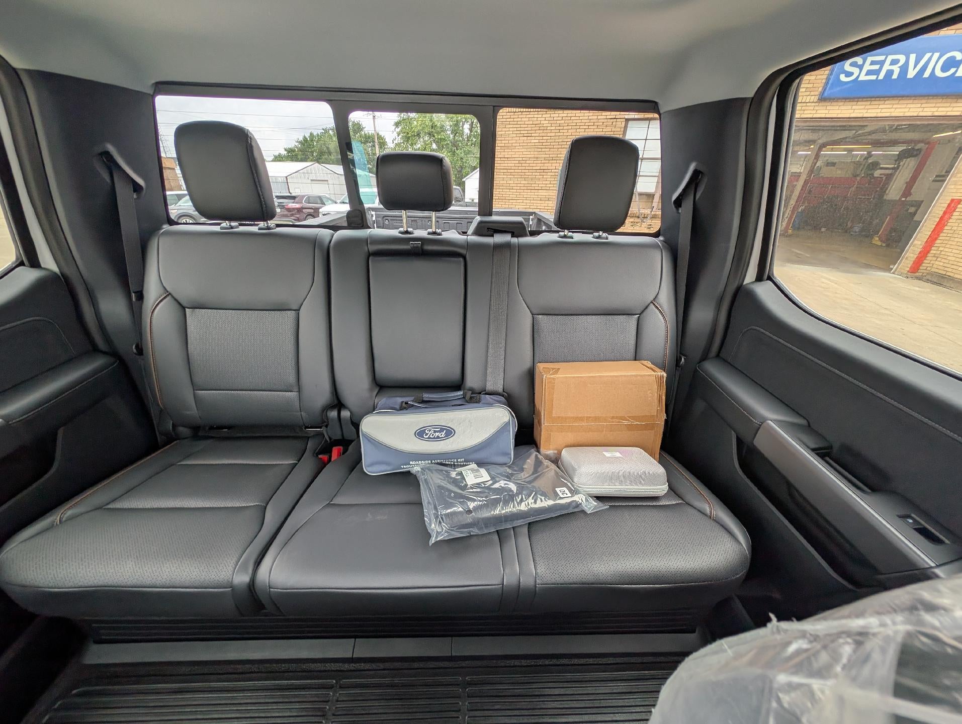 2027 Ford Super Duty F-350 DRW LARIAT 4WD Crew Cab 8' Box