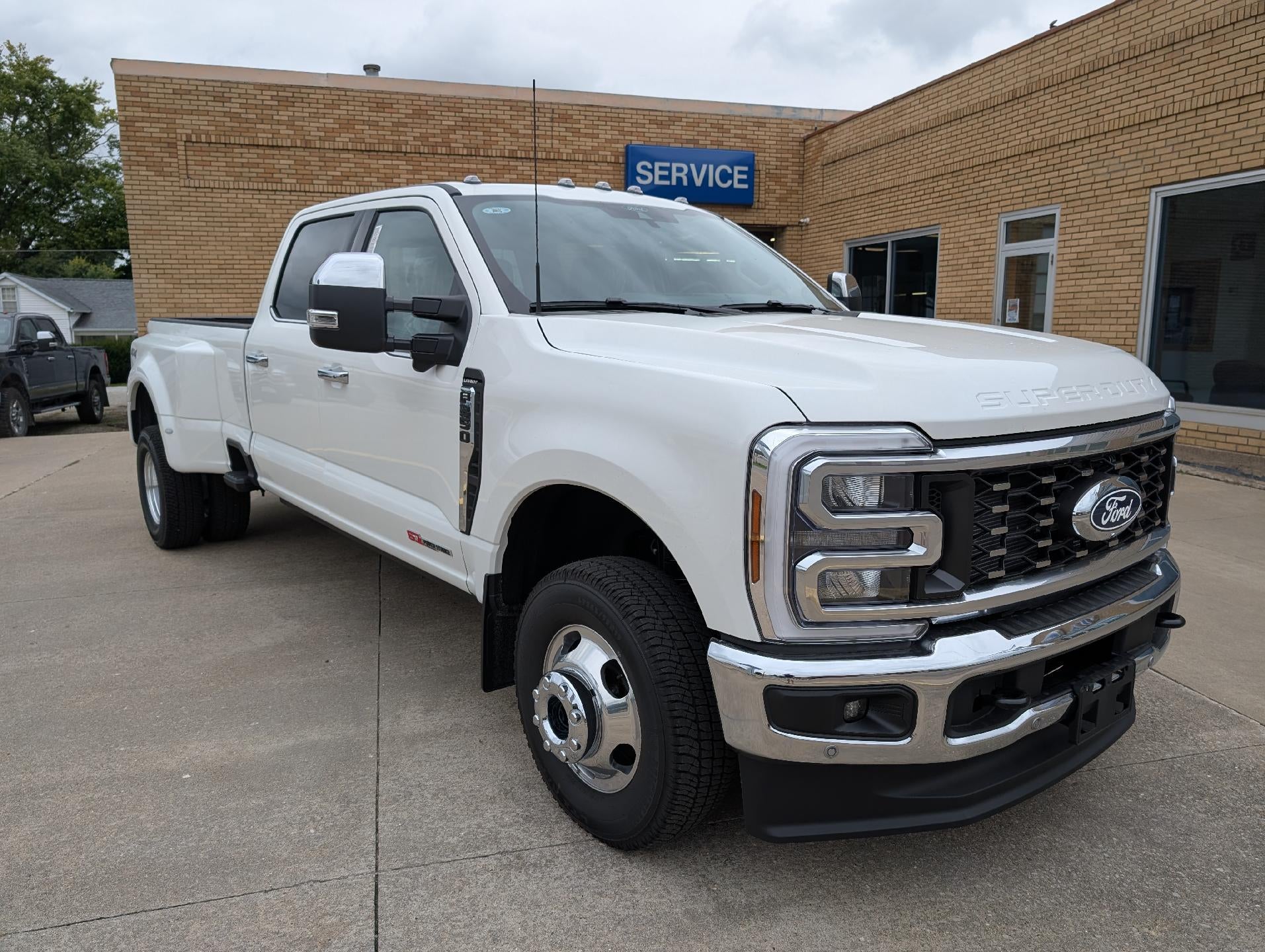 2027 Ford Super Duty F-350 DRW LARIAT 4WD Crew Cab 8' Box