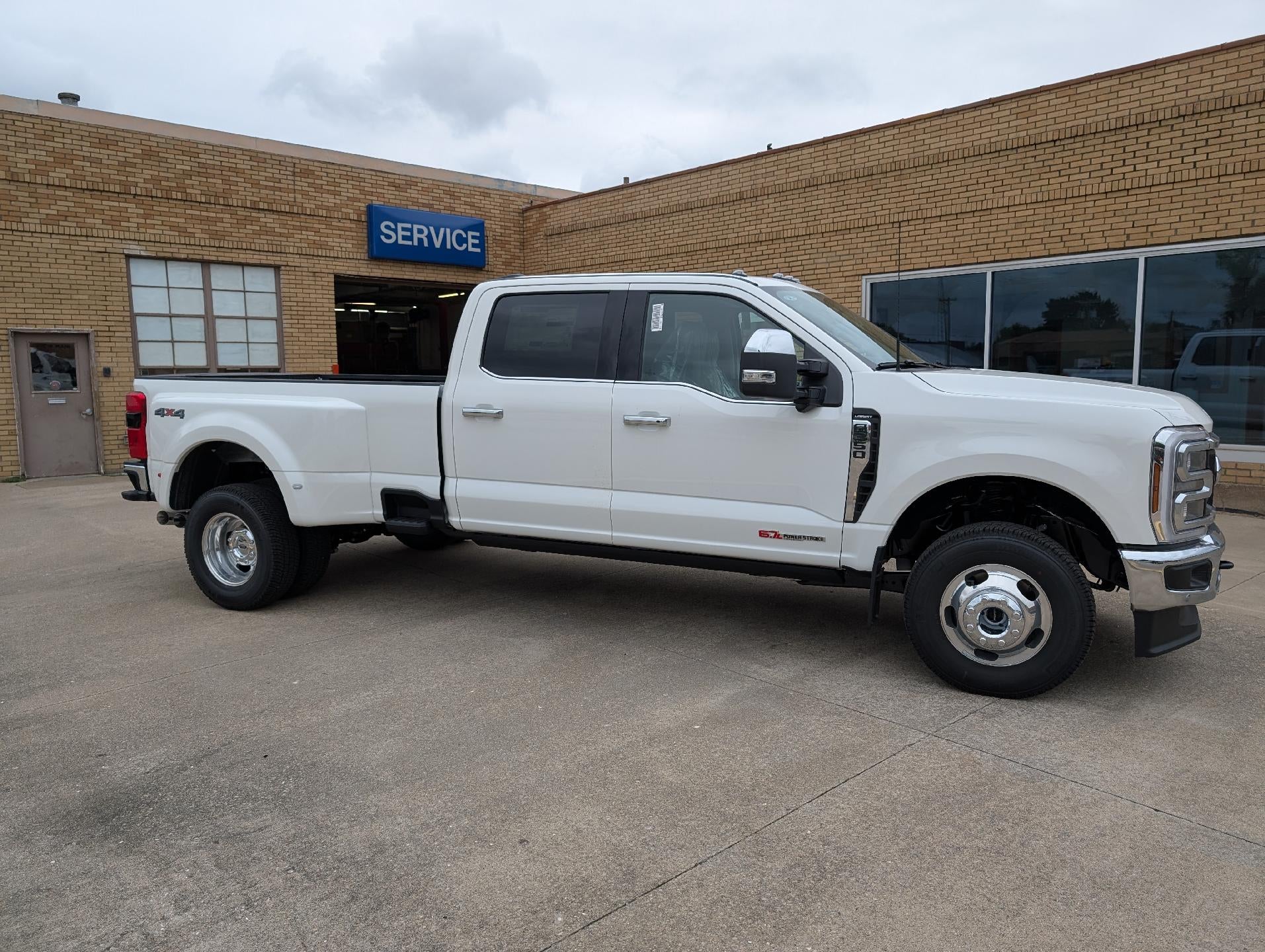 2027 Ford Super Duty F-350 DRW LARIAT 4WD Crew Cab 8' Box