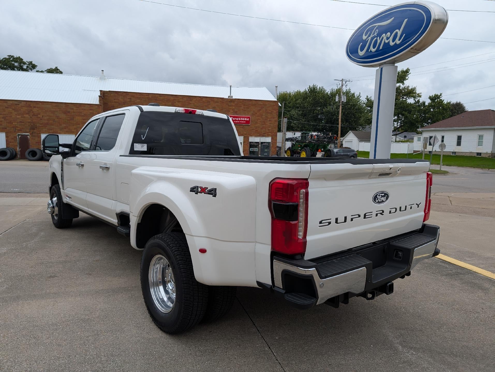 2027 Ford Super Duty F-350 DRW LARIAT 4WD Crew Cab 8' Box