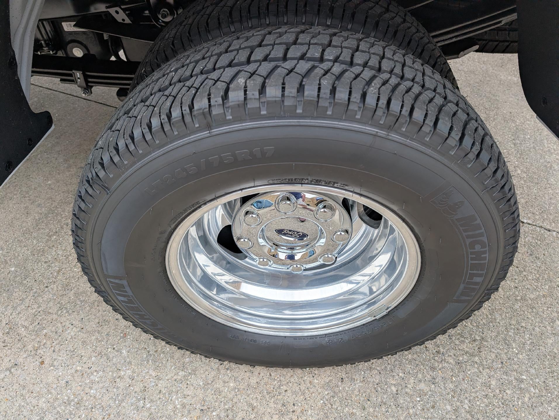 2027 Ford Super Duty F-350 DRW LARIAT 4WD Crew Cab 8' Box
