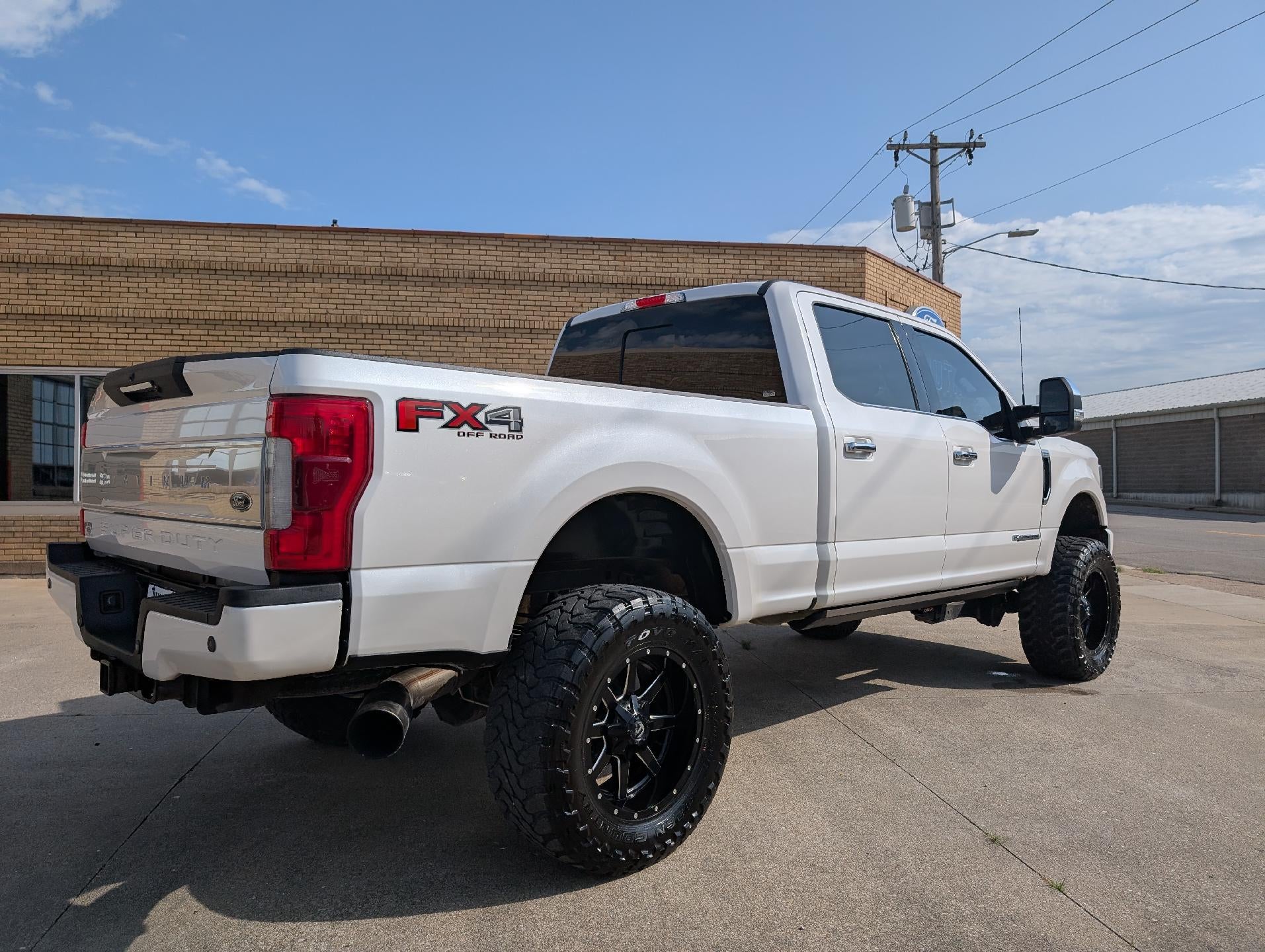 2017 Ford Super Duty F-350 SRW Platinum 4WD Crew Cab 6.75' Box