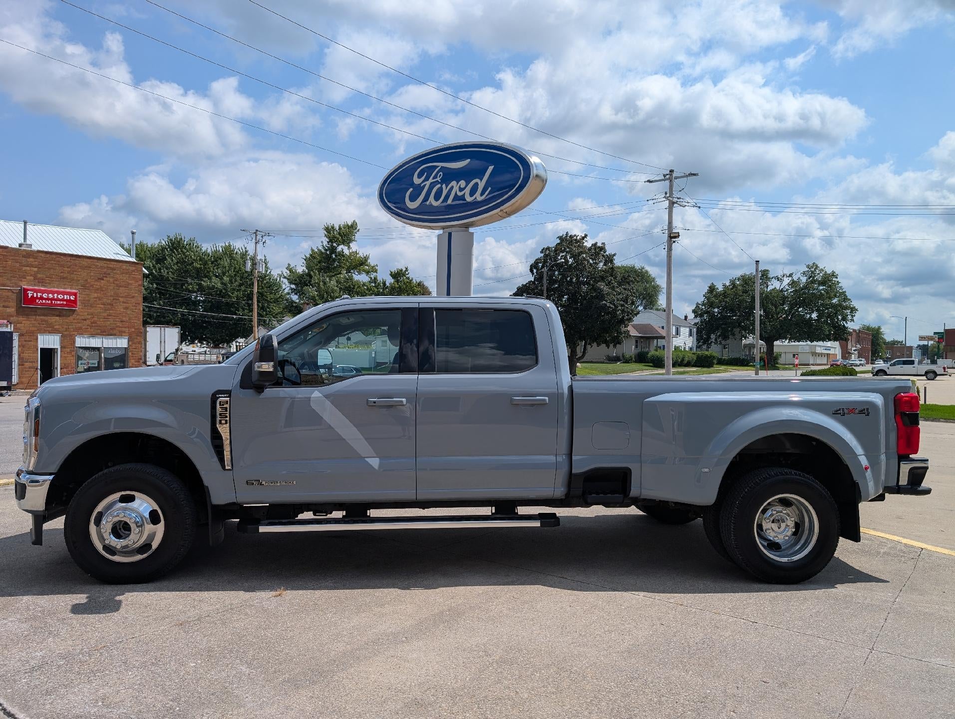2025 Ford Super Duty F-350 DRW LARIAT 4WD Crew Cab 8' Box
