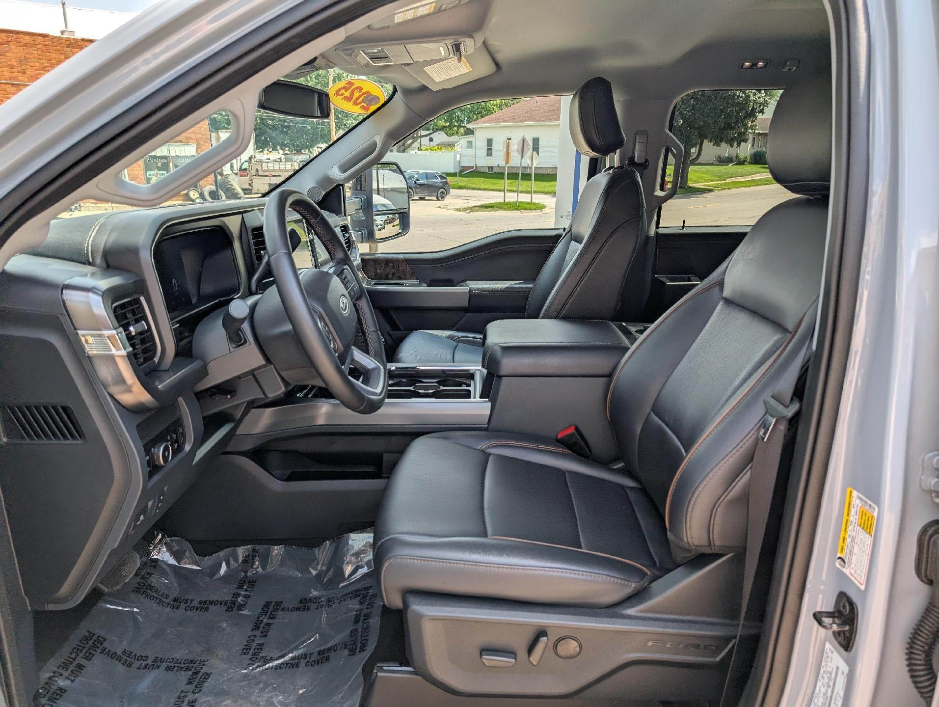 2025 Ford Super Duty F-350 DRW LARIAT 4WD Crew Cab 8' Box