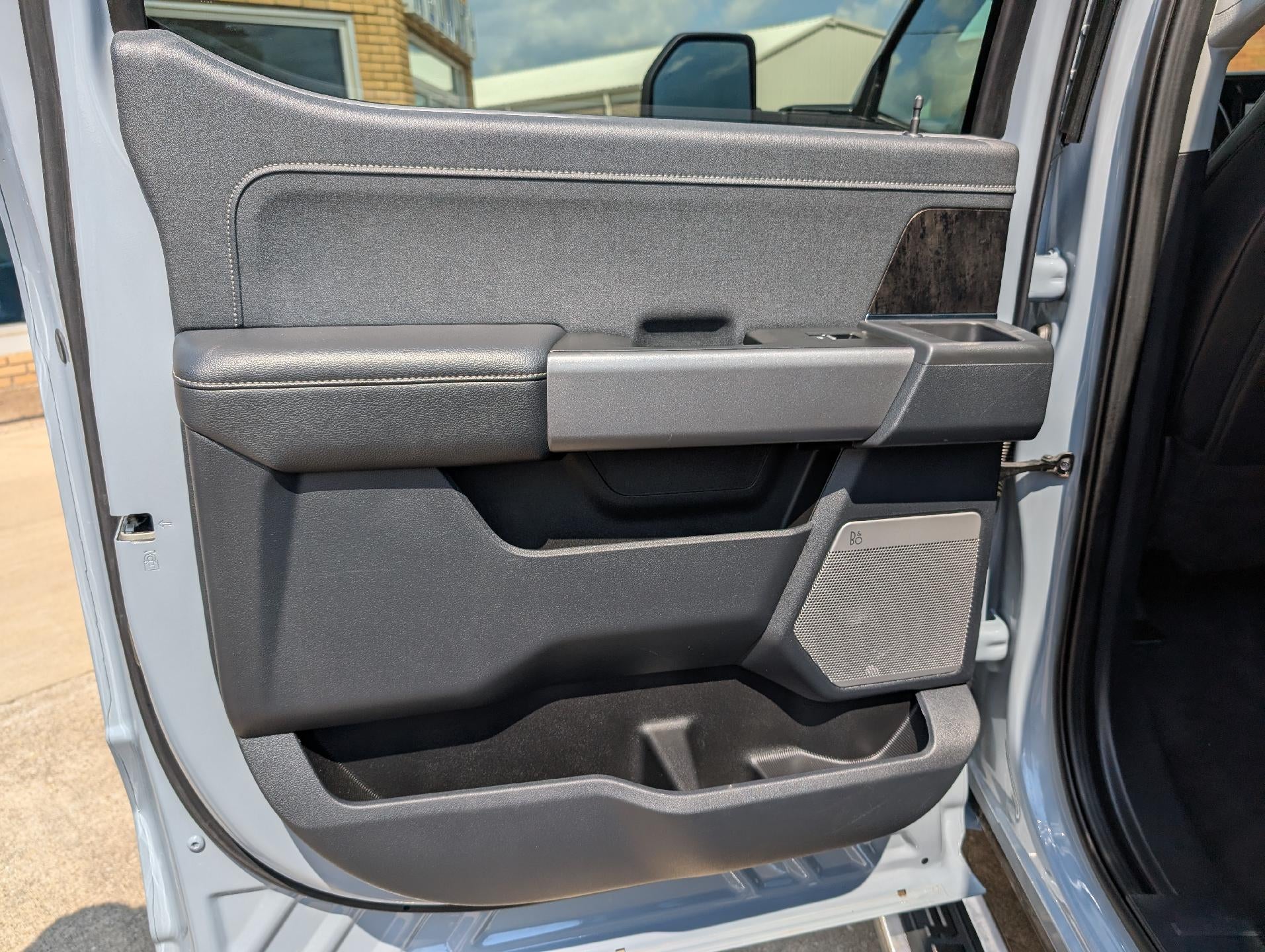 2025 Ford Super Duty F-350 DRW LARIAT 4WD Crew Cab 8' Box