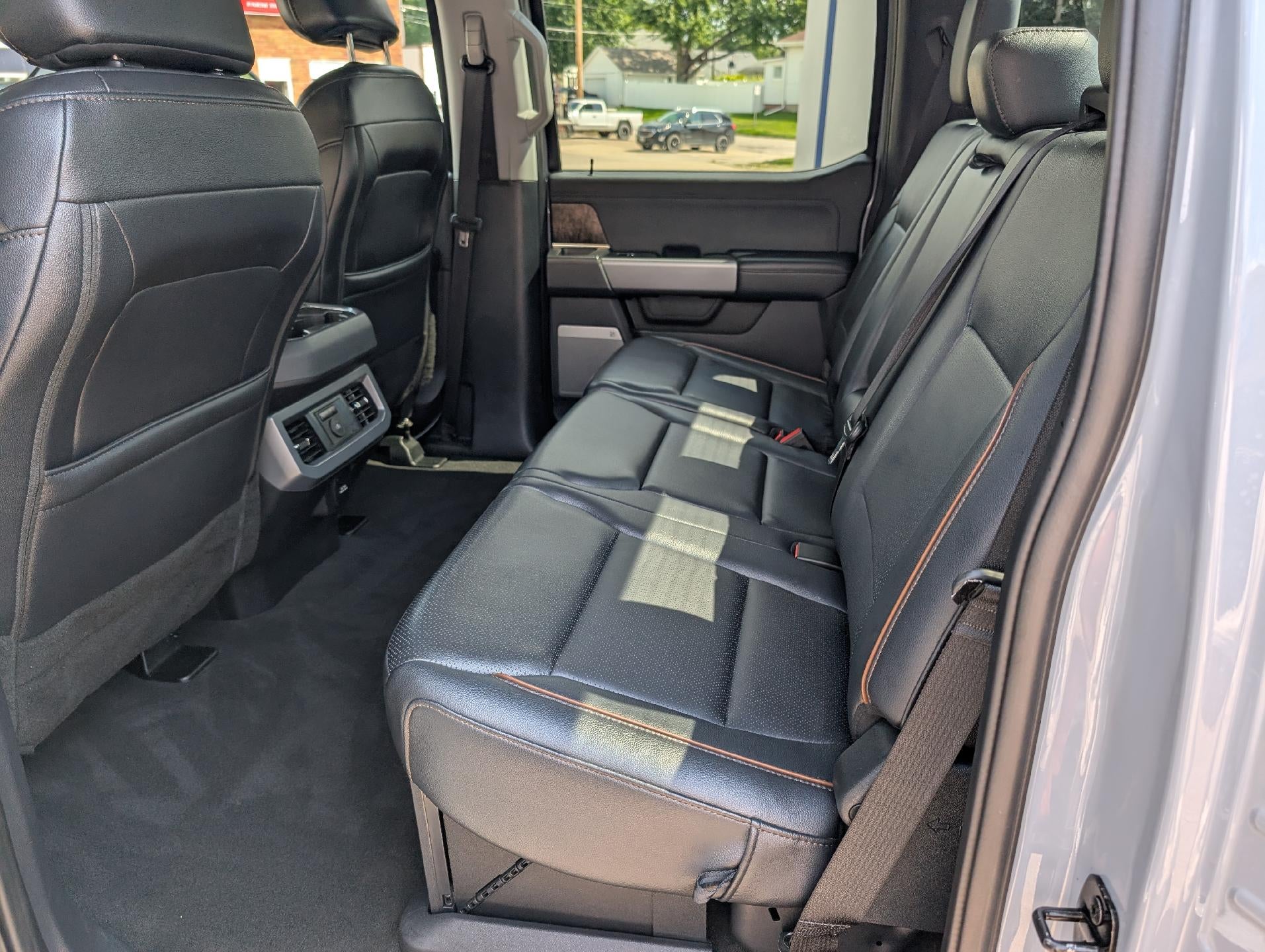2025 Ford Super Duty F-350 DRW LARIAT 4WD Crew Cab 8' Box