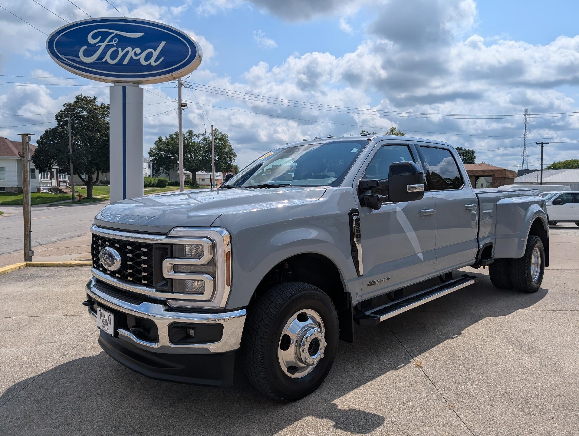 2025 Ford Super Duty F-350 DRW LARIAT 4WD Crew Cab 8' Box