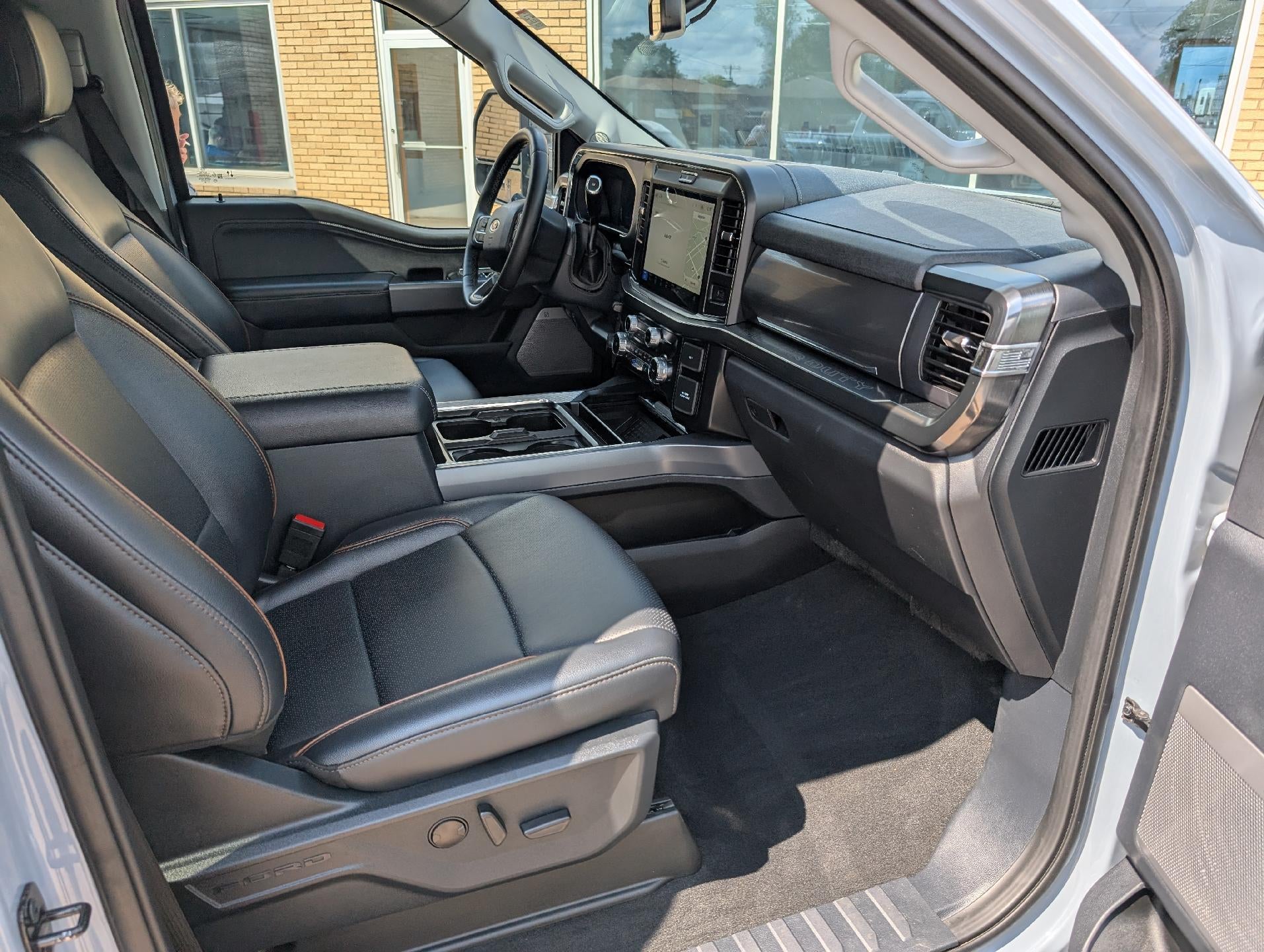 2025 Ford Super Duty F-350 DRW LARIAT 4WD Crew Cab 8' Box