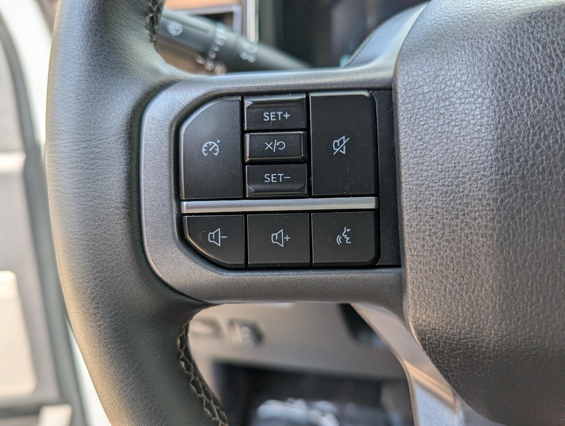 2025 Ford Super Duty F-350 DRW LARIAT 4WD Crew Cab 8' Box
