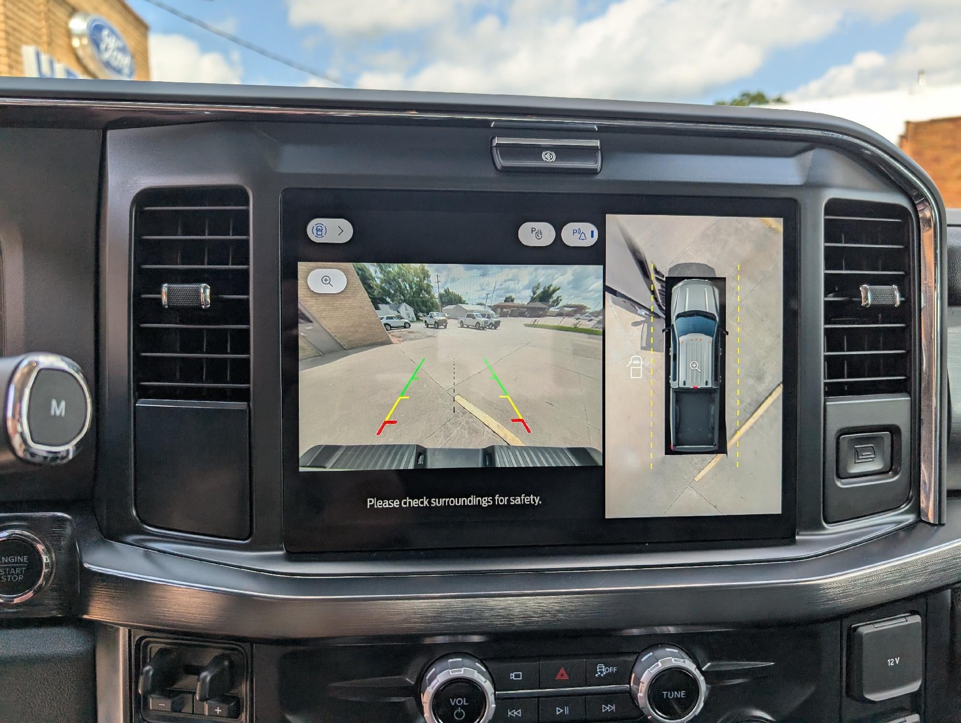 2025 Ford Super Duty F-350 DRW LARIAT 4WD Crew Cab 8' Box