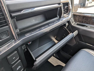 2025 Ford Super Duty F-350 DRW LARIAT 4WD Crew Cab 8' Box