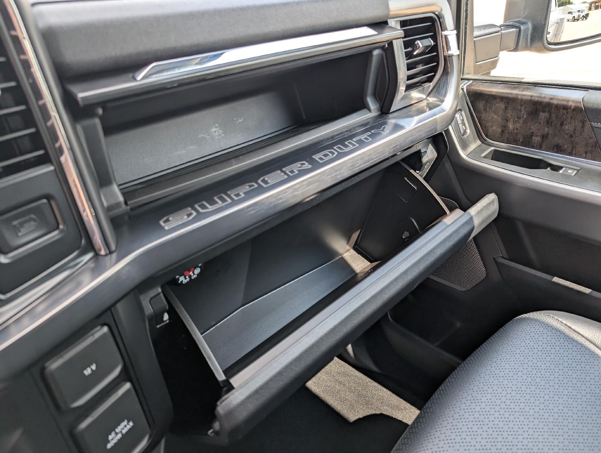 2025 Ford Super Duty F-350 DRW LARIAT 4WD Crew Cab 8' Box