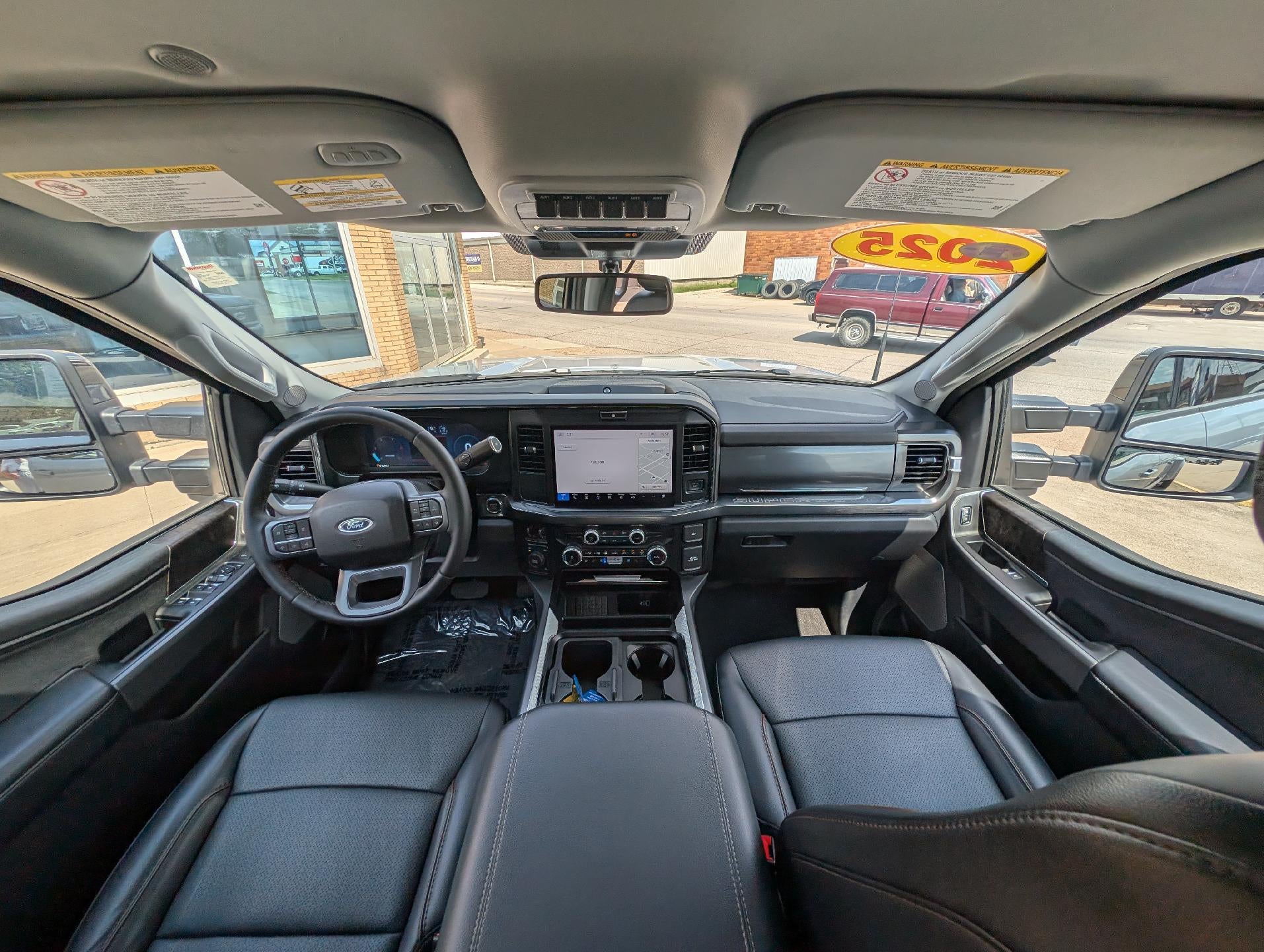 2025 Ford Super Duty F-350 DRW LARIAT 4WD Crew Cab 8' Box
