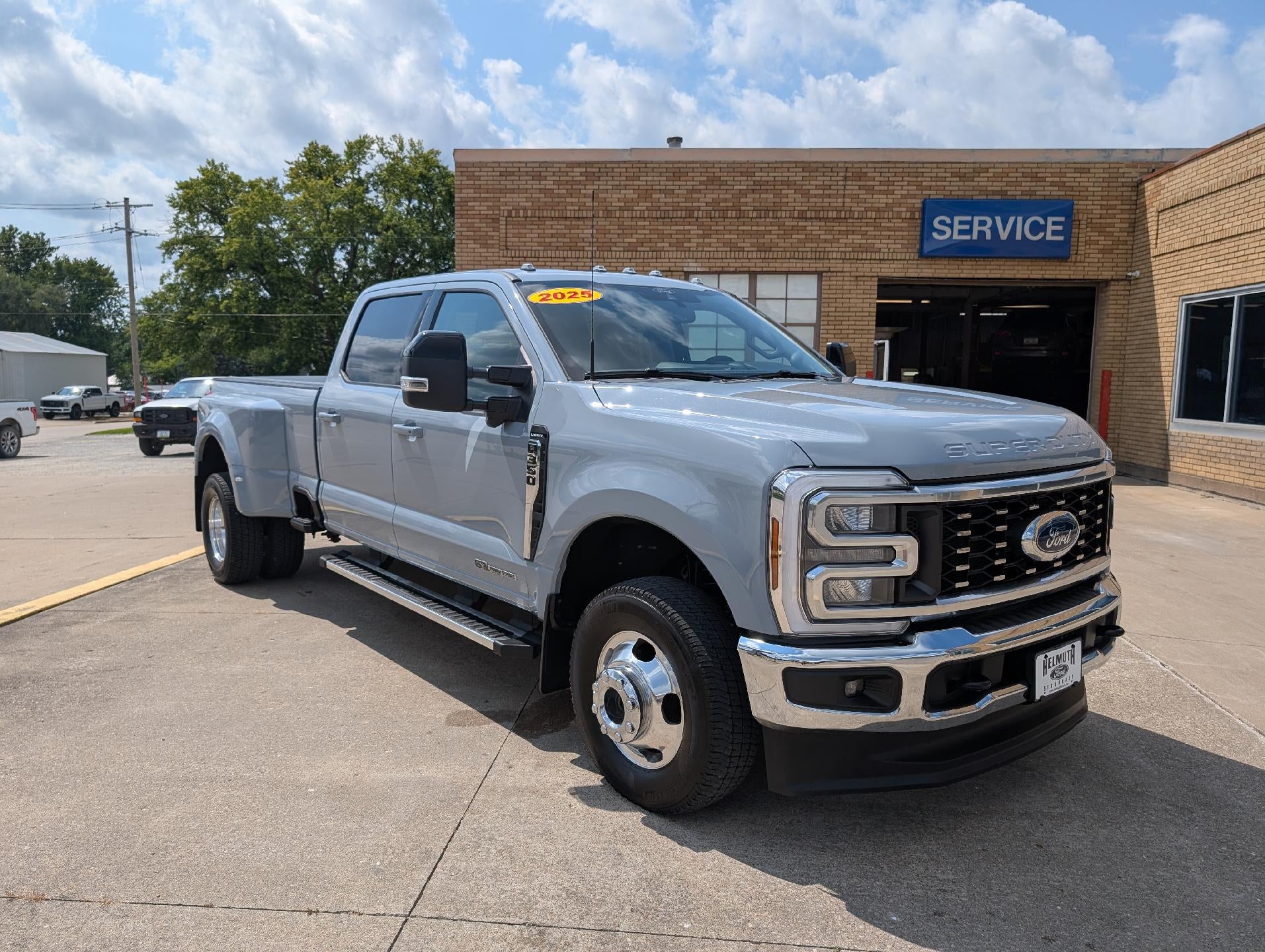 2025 Ford Super Duty F-350 DRW LARIAT 4WD Crew Cab 8' Box