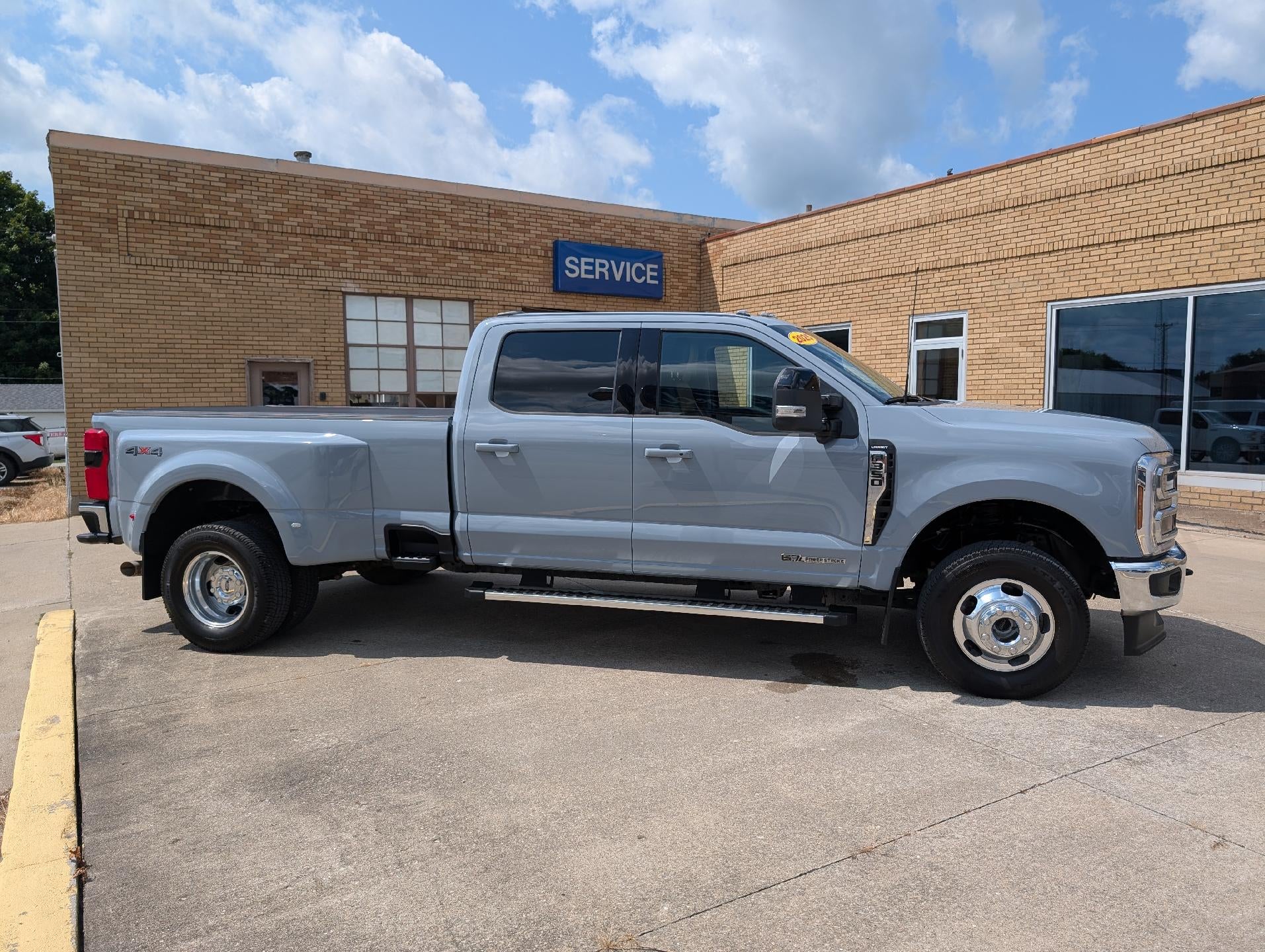 2025 Ford Super Duty F-350 DRW LARIAT 4WD Crew Cab 8' Box