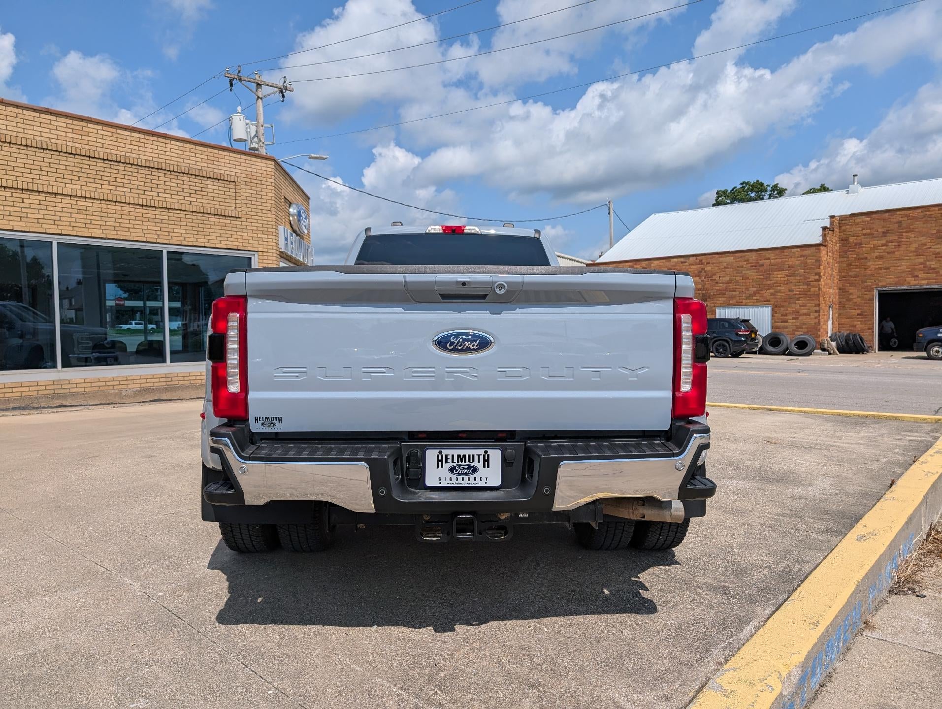 2025 Ford Super Duty F-350 DRW LARIAT 4WD Crew Cab 8' Box