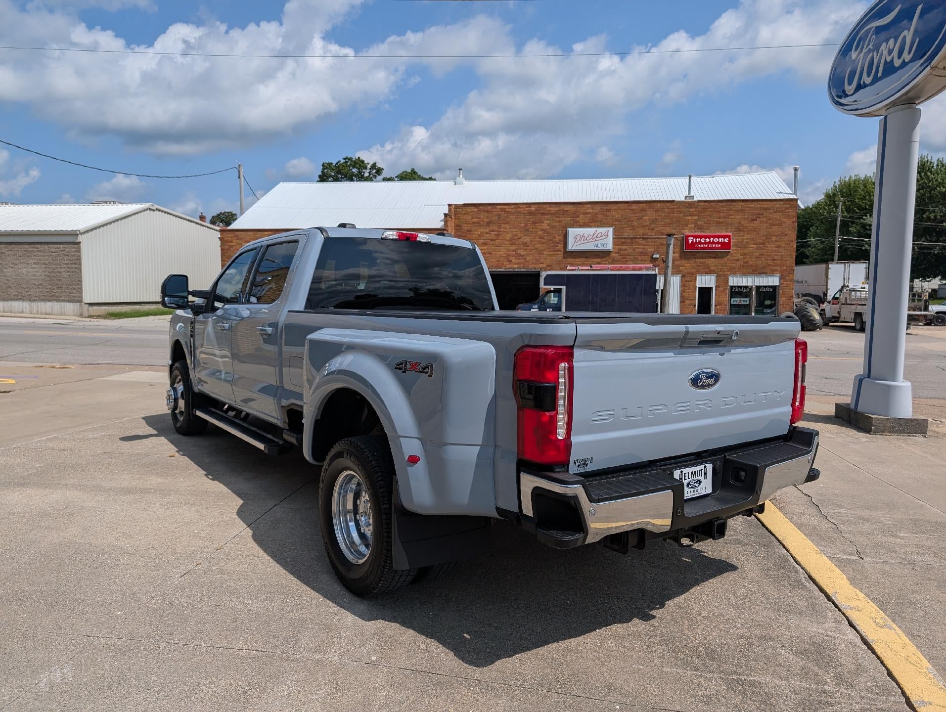2025 Ford Super Duty F-350 DRW LARIAT 4WD Crew Cab 8' Box